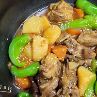可能是快炒、燉小牛膝和文字的圖像