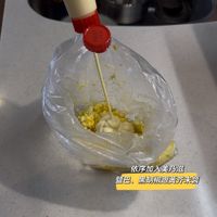 可能是顯示的文字是「依序加入美乃滋 鹽巴、 鹽巴、黑胡椒跟黃芬未醬 黑胡椒跟黃芥末醬」的圖像
