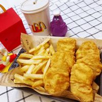 可能是炸魚和薯條和文字的圖像