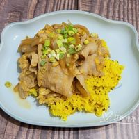 可能是燉小牛膝、北非小米飯、炒飯、豆腐、印度香料飯和文字的圖像