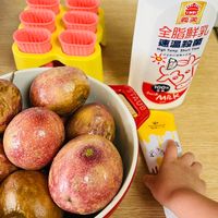 可能是杯子蛋糕、水果和文字的圖像