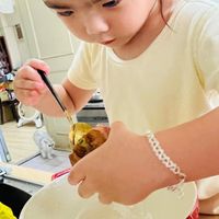 可能是 1 人、小孩和文字的圖像