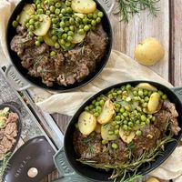 可能是‎燉小牛膝、肉排和‎顯示的文字是「 ‎STAUB לנוחה BOVAS FAVIS SUU‎ 」‎‎ 的圖像