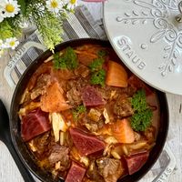可能是豆腐、燉小牛膝和顯示的文字是「 STAUB SITAUB cooa STAUB BUILS SUAUS 」的圖像