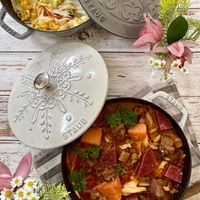 可能是燉小牛膝和顯示的文字是「 STAUB STAUB က၁ိ 00go STAUB STAUB STAUB ΕηγΑς SOVAS 」的圖像