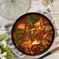 可能是燉小牛膝和顯示的文字是「 O STAUB STAUB SOVIS 」的圖像