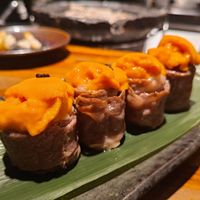 可能是肉排、壽司和生魚片的圖像