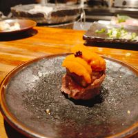 可能是壽司、生魚片和魚卵的圖像