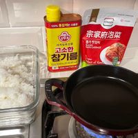 可能是豆腐和顯示的文字是「 100% 통참깨만 100%통참개만사용한 사용한 MERNPNN ONGG 오뚜기 宗家府泡菜 SAFACABAGE NAPACABBAGE CASBAGE SUCE 종가 종가맛김치 HAPACABBAGE NAPA 세계일류상품 고소한 참기름 OITOcI α d 300 -2610 koa 一 WANH #한실감 wuct K 」的圖像
