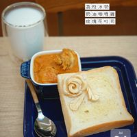 可能是‎肉餡餅和‎顯示的文字是「‎荔枝冰奶 奶油咖喱雞 玫瑰花吐司 司 התחמדל STAUB う Jul 24‎ 」‎‎ 的圖像