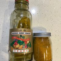 可能是顯示的文字是「道森 森 道 MADRASCURRYPOWDER MADRAS CURRY POWDER AUTHENTIC INDIAN CONDIMENTS 印度咖喱粉」的圖像