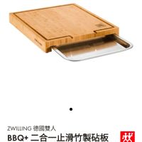 可能是顯示的文字是「 10:40 49% 夏日品現正版售中!! ZWILLING IT'SACULINARYWORLD T'SACULINARY WORLD รหายงผร ZWILLING德國雙人 ZWILLING 德國雙人 BB BBQ+ +二合一止滑竹製砧板 （附托盤) NT$1,900 NT$1.900 NT$1,590 歐規18/10不鏽鋼托盤 •歐規18/10不鋼鋼托监，適用於洗疏 適用於洗碗機 引流凹槽 匯集汁水方便清潔 砧板底部止滑設計」的圖像