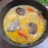 可能是香菇、豆腐、燉小牛膝和文字的圖像