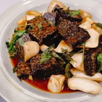 可能是香菇、燉小牛膝和豆腐的圖像