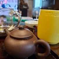可能是 1 人、泡茶器和飲料的圖像