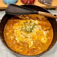 可能是木湯匙和顯示的文字是「 STAUB STAUB SS AUB STAUE 」的圖像