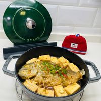 可能是‎豆腐、火鍋、麵和‎顯示的文字是「 ‎staub ا STEVE GTAUB TAUB‎ 」‎‎ 的圖像