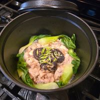 可能是燉小牛膝、綠葉甘藍和香菇的圖像