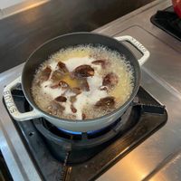 可能是香菇、燉小牛膝和蘑菇的圖像