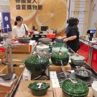 可能是 2 個人、泡茶器、火鍋和顯示的文字是「 m ZWILLING Atasteofsunshine of sunshine Ataste 德國雙人 盛夏購物節 Welcome to HANSHIN! Pleaseenjoyyour Please enjoy yли time n the event eventspace! space! EVENT しん Myou 4owa ficent ト1ーンン xperience 岡 語部額 kEauls Cauh S0 TAUB 3 11PPRR ዳንድ nЛyXИ MASIGHAS 」的圖像