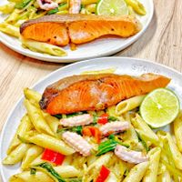 可能是義大利麵、蝦和煙燻鮭魚的圖像