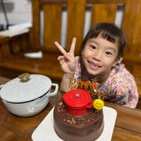 可能是 1 人、小孩和蛋糕的圖像