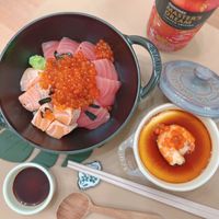 可能是壽司、水波蛋、煙燻鮭魚、魚卵、生魚片和文字的圖像