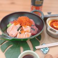 可能是壽司、煙燻鮭魚、生魚片、魚卵和文字的圖像