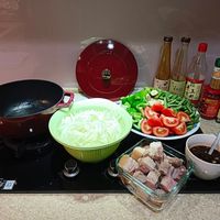 可能是火鍋、豆腐和麵的圖像