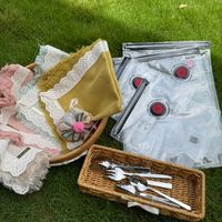 可能是蕾絲、餐巾環和文字的圖像