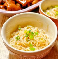 可能是義大利麵、麵、拉麵、炒麵和顯示的文字是「 STAUB 」的圖像