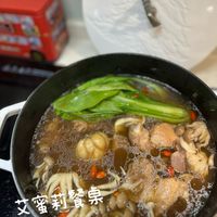 可能是香菇、拉麵、粥、火鍋和顯示的文字是「艾 女蜜莉餐桌 桌」的圖像