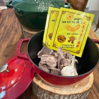 可能是‎香菇和‎顯示的文字是「 ‎4T BAK GINSENG הר BAK KUT TEA SPIOS く 参 肉 番甜人參味道 ਨ ॐ 零 匠 டடடட டட 天然植物保健湯 科 真正内骨茶湯料‎」‎‎ 的圖像