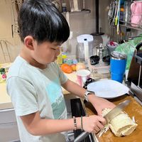 可能是 1 人、豆腐、半圓形餡餅和文字的圖像