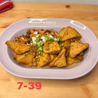 可能是肉餡餅、豆腐、墨西哥捲餅和文字的圖像