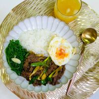 可能是蛋黃、肉排和水波蛋的圖像