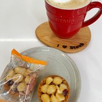 可能是咖啡杯、椰子馬卡龍、咖啡、燕麥餅乾、龍眼和顯示的文字是「 CTAUD AUB aY since MACA N Min MA 」的圖像
