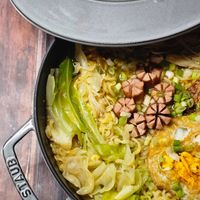可能是西班牙大鍋飯、火鍋、炒飯和文字的圖像