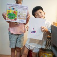 可能是 2 個人、小孩和文字的圖像