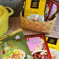 可能是茶、豆腐和顯示的文字是「 SONGFA FA SINGAPORE BakKutTeh Bak Kut Teh Spices PEEH PaNRESN 埼茶透料 u M es Rebeccas HecoлaT Hedo RebeccasHedo 好 好 ልልበ B กก 神 1 SOUP SOUPSpices Spices MPH SUPREMPAH （込ープパック DAGING 内 内骨産のもた日 ANG SONGFA t Teh 」的圖像