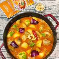 可能是豆腐和顯示的文字是「 ห 250 250ml(8.5flo ml (8.5floz Wd12 きでねs y ThaiMassaman COOk cook 梅 NETCONTENTS Jus7 AΒΚ oz) Curr GITAR AROY-D 소식품 」的圖像