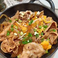 可能是水波蛋、義大利麵、豆腐和文字的圖像