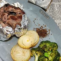 可能是燉小牛膝、肉排和文字的圖像