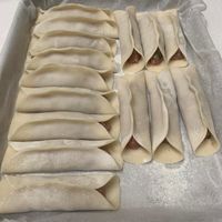 可能是港式點心、半圓形餡餅和壽司的圖像