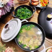 可能是豆腐、火鍋和顯示的文字是「 UE สกพร SUVUR 」的圖像