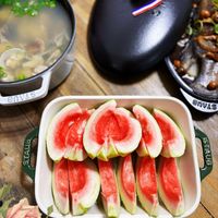可能是西瓜、豆腐、火鍋、香菇和顯示的文字是「 X SAASS STAUB ISTAUB STAL rA UB 」的圖像