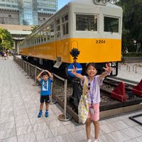 可能是 5 個人、火車、纜車和文字的圖像