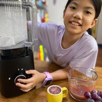 可能是 1 人、泡茶器、水果和文字的圖像