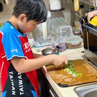 可能是 1 人、小孩和文字的圖像