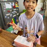 可能是 1 人、蛋糕和文字的圖像